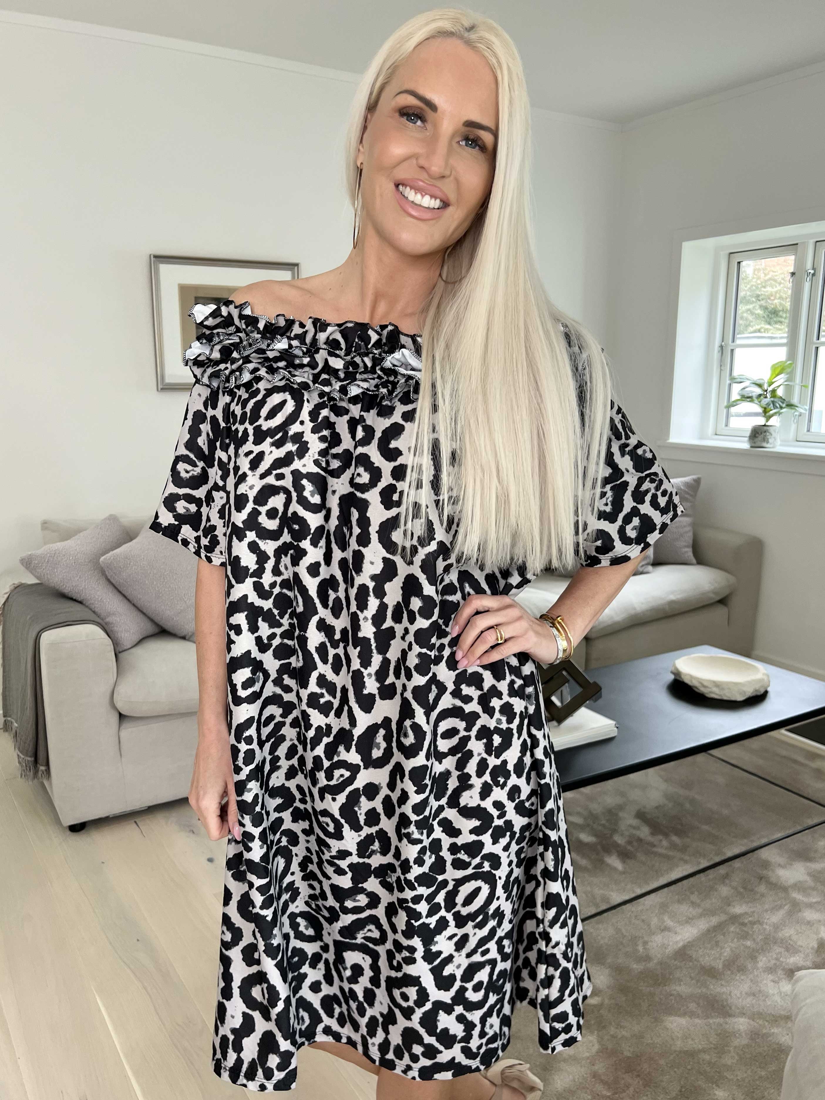 Chili Leo Sleeveless Dress - Leopardmönstrad klänning med volang i halsringningen